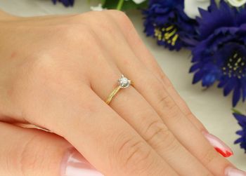 Elegancki złoty pierścionek Wieczna Miłość z diamentem 0,95 ct, barwa H, czystość SI, trzy ramiona z białego złota. Idealny na zaręczyny lub prezent z certyfikatem autentyczności.4.jpg
